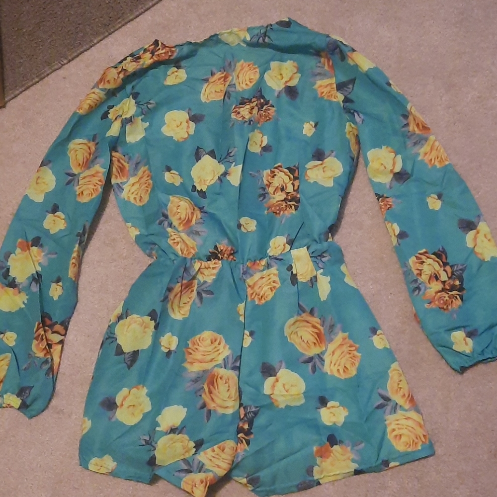 Romper‎ - Picture 3 of 3